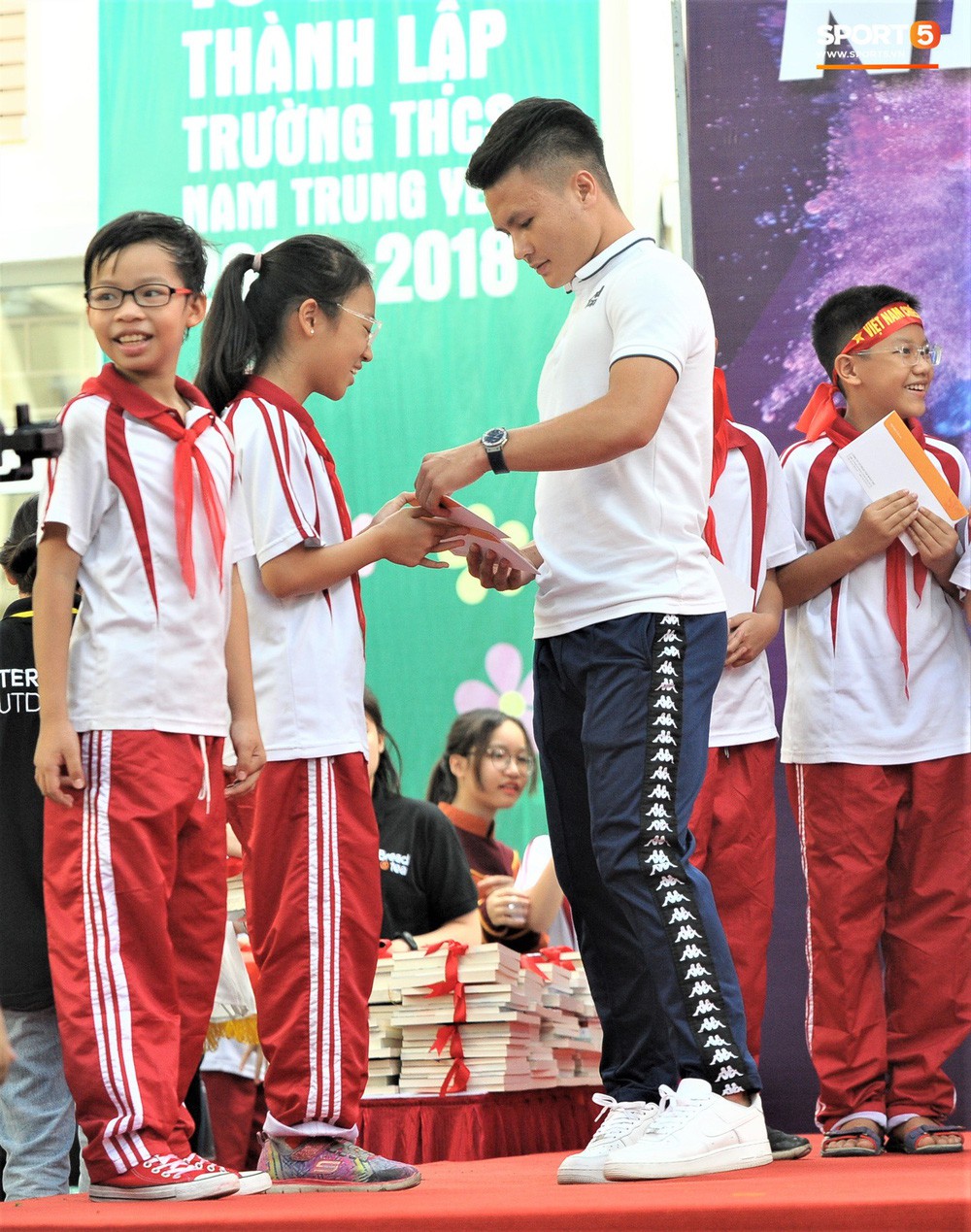 Làm quân sư có tâm như Quang Hải: Đấm bóp cho thí sinh thi thố để giành vé đi Malaysia cổ vũ tuyển Việt Nam - Ảnh 10.