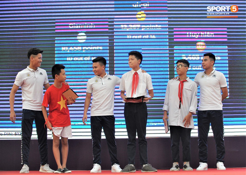 Làm quân sư có tâm như Quang Hải: Đấm bóp cho thí sinh thi thố để giành vé đi Malaysia cổ vũ tuyển Việt Nam - Ảnh 7.