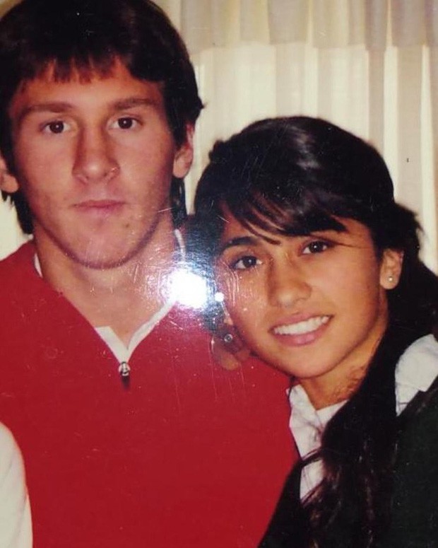 Hãy đến với ảnh cũ của Messi và vợ đáng yêu để thưởng thức một chuyện tình đáng ngưỡng mộ. Hình ảnh này chắc chắn sẽ làm say đắm lòng người hâm mộ của cặp đôi người Argentina.