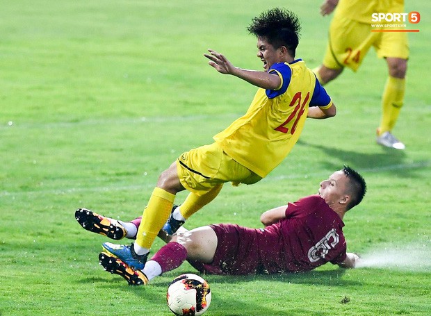 U19 Việt Nam liên tục bị ăn đòn nhưng vẫn giành chiến thắng trước đội bóng đến từ châu Âu một cách thuyết phục - Ảnh 4.