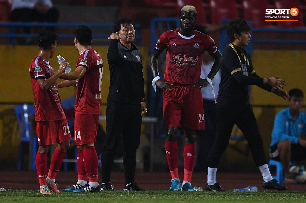 Hà Nội có bàn thắng gây tranh cãi, cầu thủ TP. Hồ Chí Minh phản ứng gay gắt với trọng tài - Ảnh 8.