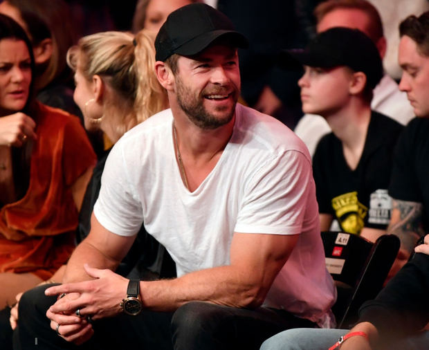 Thor Chris Hemsworth cùng bà xã hơn 7 tuổi bất ngờ dự khán giải võ lớn nhất thế giới, chiếm ngay spotlight chỉ nhờ một cánh tay - Ảnh 2.