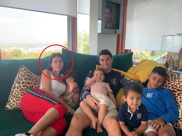 Ronaldo đăng ảnh hạnh phúc bên gia đình nhưng nhiều fan lại ngỡ ngàng với mặt mộc của cô bạn gái vạn người mê Georgina - Ảnh 1.