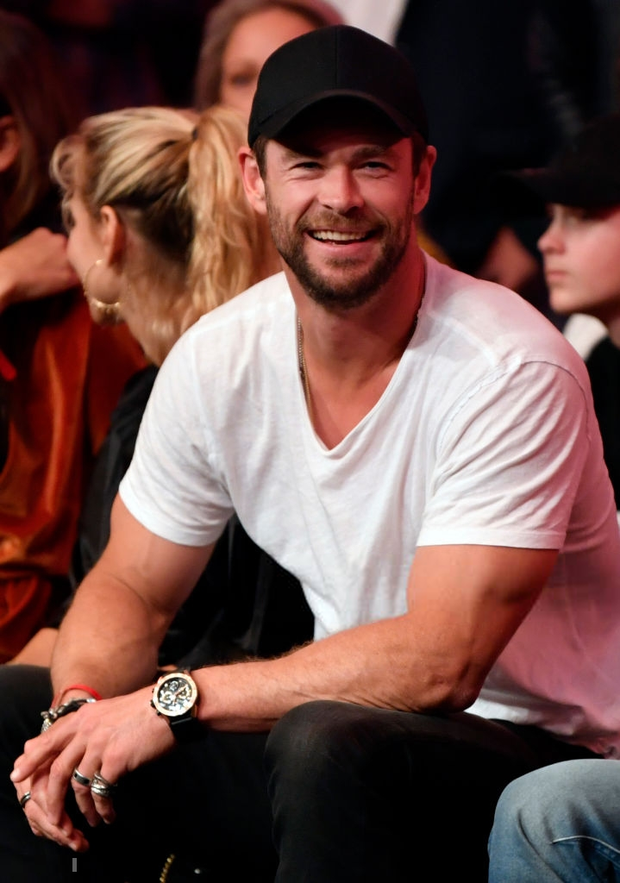 Thor Chris Hemsworth cùng bà xã hơn 7 tuổi bất ngờ dự khán giải võ lớn nhất thế giới, chiếm ngay spotlight chỉ nhờ một cánh tay - Ảnh 3.