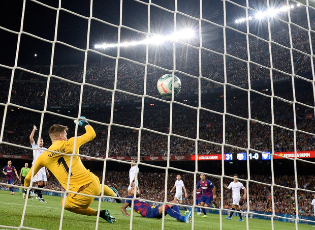Messi thông nòng bằng siêu phẩm, Barcelona vùi dập kẻ thách thức nhưng niềm vui chưa trọn vẹn bởi drama thẻ đỏ cuối trận - Ảnh 6.