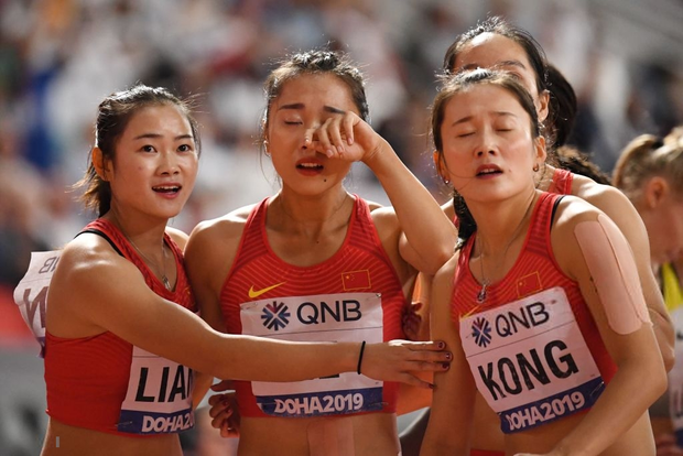 Đội tuyển điền kinh nữ Trung Quốc trình diễn thảm họa tại giải thế giới, tiếp tục trở thành trò cười vì pha chữa cháy có một không hai - Ảnh 2.