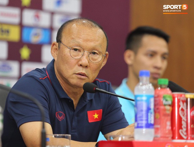 HLV Park Hang-seo: Công Phượng, Văn Hậu cần theo dõi thêm, chưa chắc được ra sân trận gặp Malaysia - Ảnh 1.