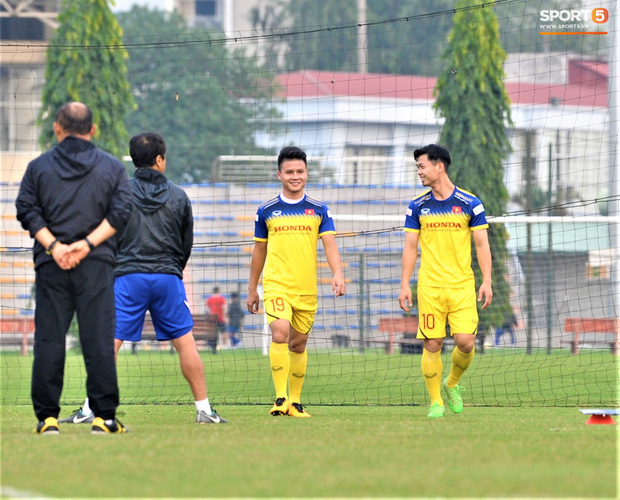 Công Phượng trò chuyện không ngớt cùng cạ cứng Quang Hải trong buổi tập đầu tiên khi trở về Việt Nam - Ảnh 4.