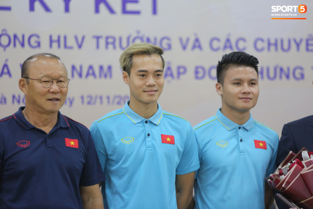 Quang Hải - Văn Toàn nói chuyện bí ẩn, nhận thưởng khủng trước thềm trận đấu với UAE và Thái Lan tại vòng loại World Cup 2022 - Ảnh 1.