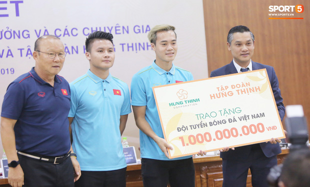 Quang Hải - Văn Toàn nói chuyện bí ẩn, nhận thưởng khủng trước thềm trận đấu với UAE và Thái Lan tại vòng loại World Cup 2022 - Ảnh 4.