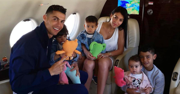 Ronaldo vắng nhà trong ngày sinh nhật con gái rượu, bạn gái Georgina hóa thân thành Đội trưởng Mỹ, một tay quán xuyến 4 nhóc tì - Ảnh 3.
