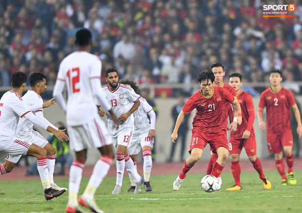 Đôi chân pha lê Tuấn Anh vô hiệu hóa cầu thủ UAE hay nhất châu Á - Ảnh 1.