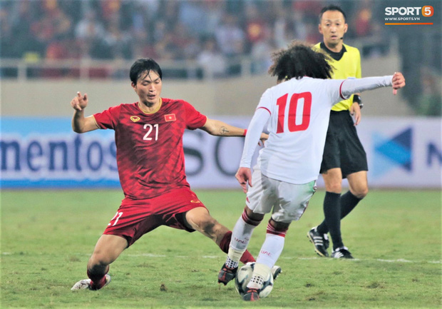 Đôi chân pha lê Tuấn Anh vô hiệu hóa cầu thủ UAE hay nhất châu Á - Ảnh 3.