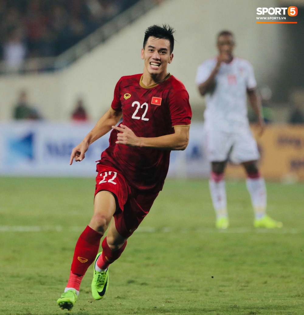 Không trực tiếp ghi bàn, Quang Hải vấn khiến hậu vệ UAE phải khiếp sợ với đôi chân ma thuật - Ảnh 1.