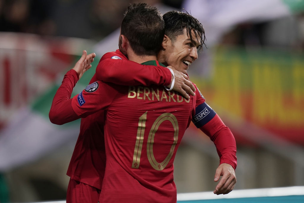 Ronaldo lập hat-trick, tuyển Bồ Đào Nha thắng set tennis trắng để tiến sát vé dự Euro 2020 - Ảnh 1.