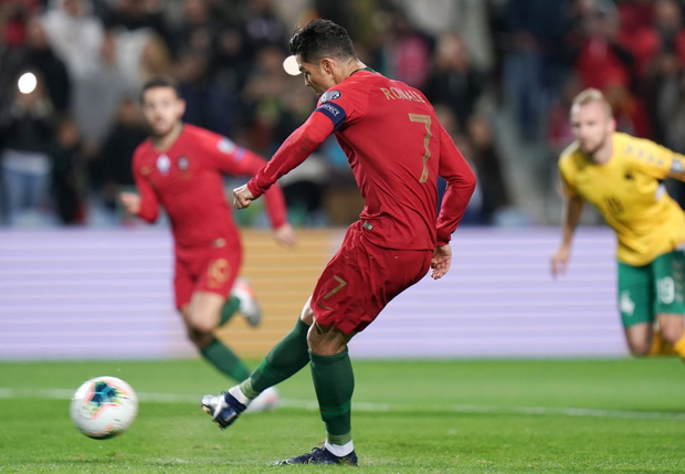 Ronaldo lập hat-trick, tuyển Bồ Đào Nha thắng set tennis trắng để tiến sát vé dự Euro 2020 - Ảnh 2.