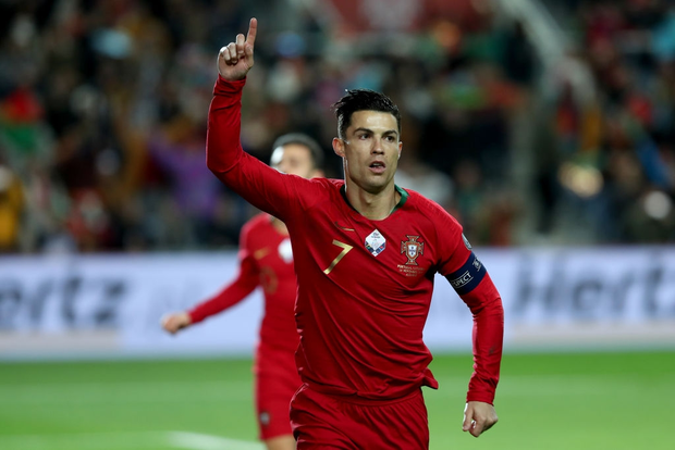 Ronaldo lập hat-trick, tuyển Bồ Đào Nha thắng set tennis trắng để tiến sát vé dự Euro 2020 - Ảnh 4.