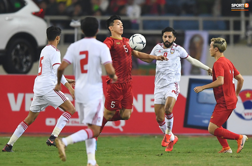 Văn Hậu hóa người khổng lồ, đè bẹp các cầu thủ UAE trong cuộc đọ sức tại Vòng loại World Cup 2022 - Ảnh 5.