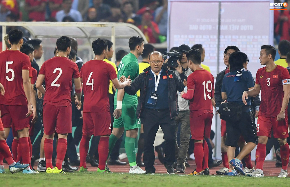 Không trực tiếp ghi bàn, Quang Hải vấn khiến hậu vệ UAE phải khiếp sợ với đôi chân ma thuật - Ảnh 8.