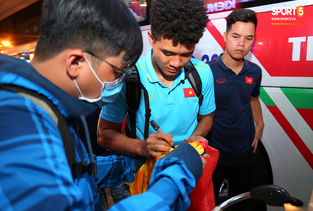 Thủ môn quốc dân Bùi Tiến Dũng tươi như hoa, Đức Chinh nhận quà đặc biệt từ fan ngày U22 Việt Nam vào TP.HCM chuẩn bị SEA Games 30 - Ảnh 9.