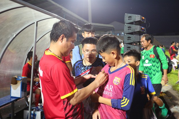 Ngắm Hồng Sơn, Huỳnh Đức biểu diễn, sống lại những ký ức đẹp cùng thế hệ vàng bóng đá Việt Nam - Ảnh 16.