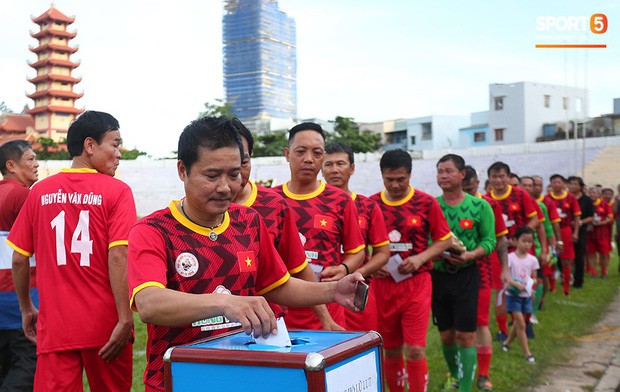 Ngắm Hồng Sơn, Huỳnh Đức biểu diễn, sống lại những ký ức đẹp cùng thế hệ vàng bóng đá Việt Nam - Ảnh 4.