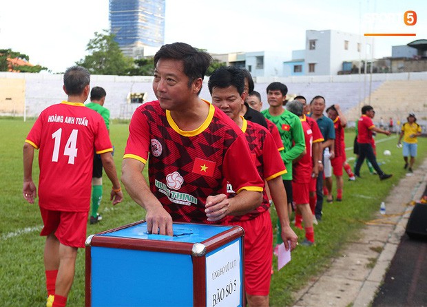 Ngắm Hồng Sơn, Huỳnh Đức biểu diễn, sống lại những ký ức đẹp cùng thế hệ vàng bóng đá Việt Nam - Ảnh 5.