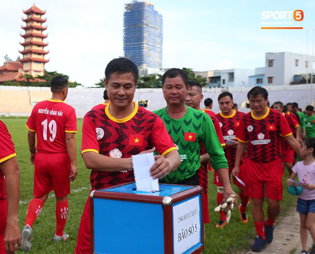 Ngắm Hồng Sơn, Huỳnh Đức biểu diễn, sống lại những ký ức đẹp cùng thế hệ vàng bóng đá Việt Nam - Ảnh 6.