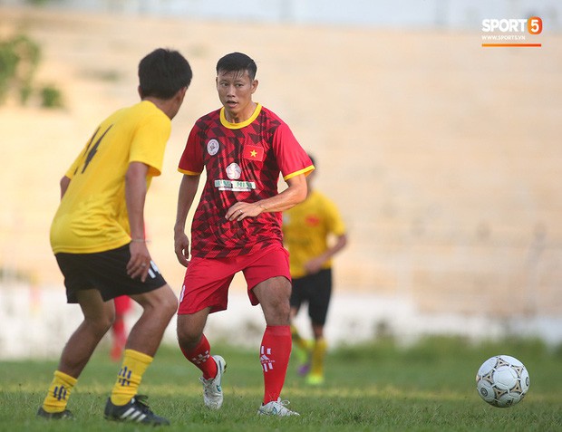 Ngắm Hồng Sơn, Huỳnh Đức biểu diễn, sống lại những ký ức đẹp cùng thế hệ vàng bóng đá Việt Nam - Ảnh 9.