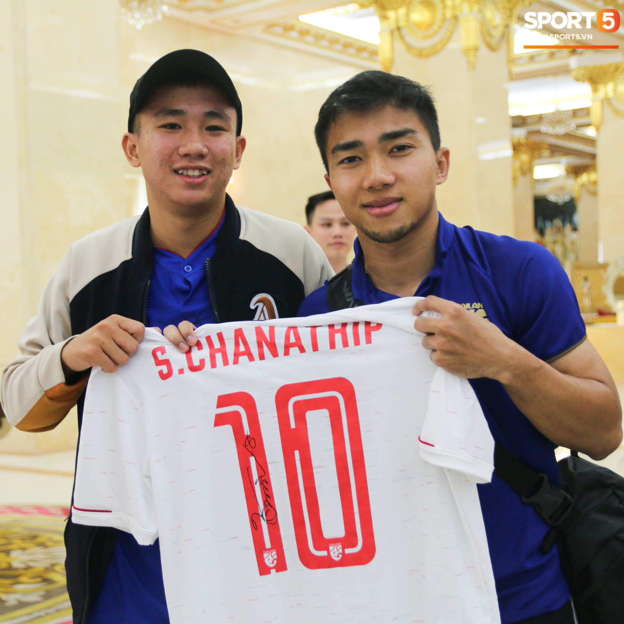 Về khách sạn lúc 23h, Messi Thái Chanathip vẫn miệt mài ký tặng 7 chiếc áo đấu dành riêng cho chàng trai Việt hâm mộ cuồng nhiệt - Ảnh 2.
