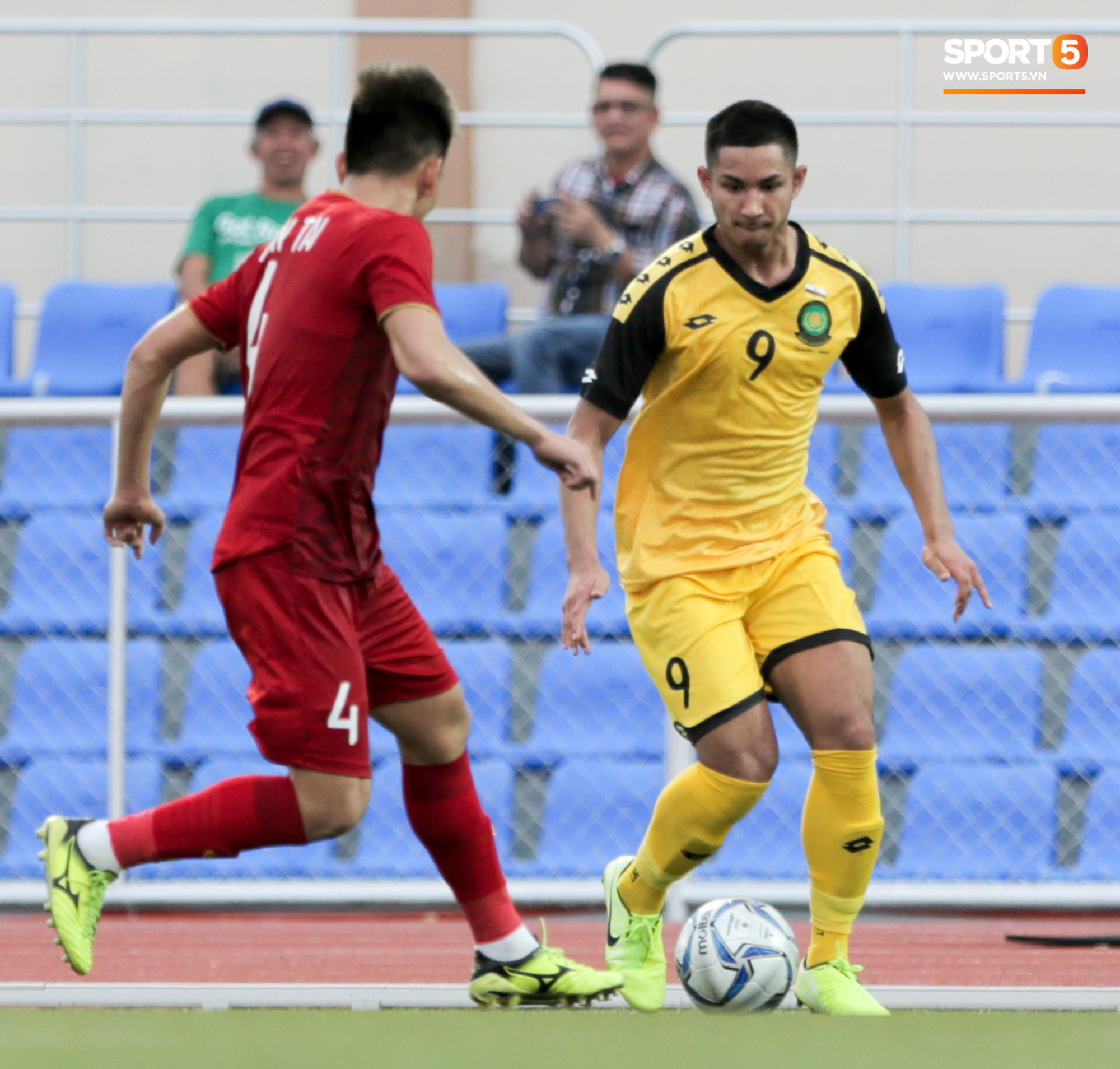 Cầu thủ tỷ phú Faiq Bolkiah tranh cãi với đội trưởng U22 Brunei khi chứng kiến đội nhà thua chóng vánh trước Việt Nam - Ảnh 7.