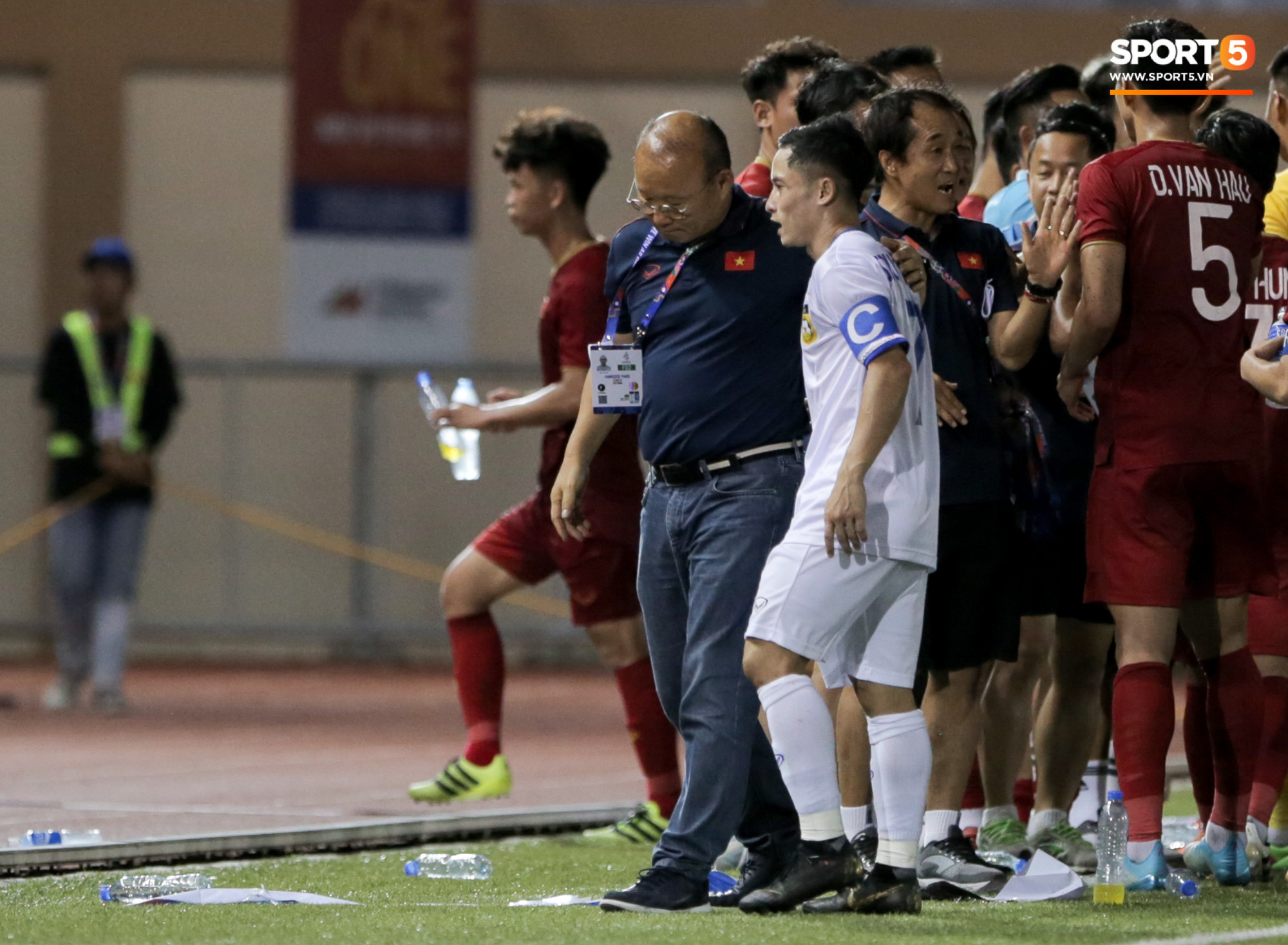 Messi Lào tìm bằng được HLV Park Hang-seo để trò chuyện, đáp lại là nụ cười động viên của thuyền trưởng U22 Việt Nam - Ảnh 2.