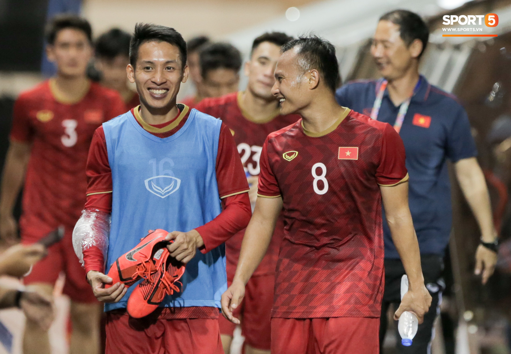 Messi Lào tìm bằng được HLV Park Hang-seo để trò chuyện, đáp lại là nụ cười động viên của thuyền trưởng U22 Việt Nam - Ảnh 9.