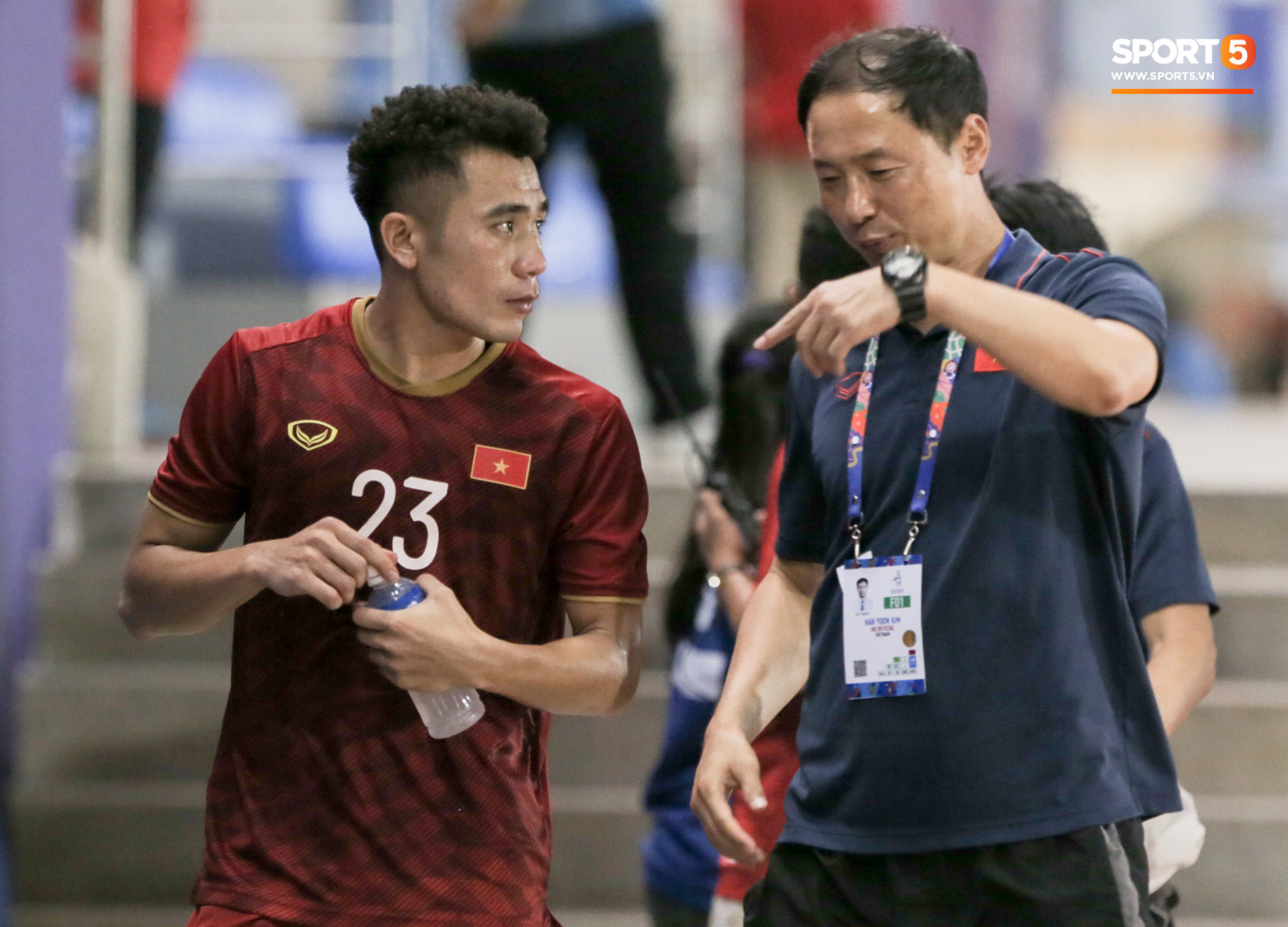 Messi Lào tìm bằng được HLV Park Hang-seo để trò chuyện, đáp lại là nụ cười động viên của thuyền trưởng U22 Việt Nam - Ảnh 8.