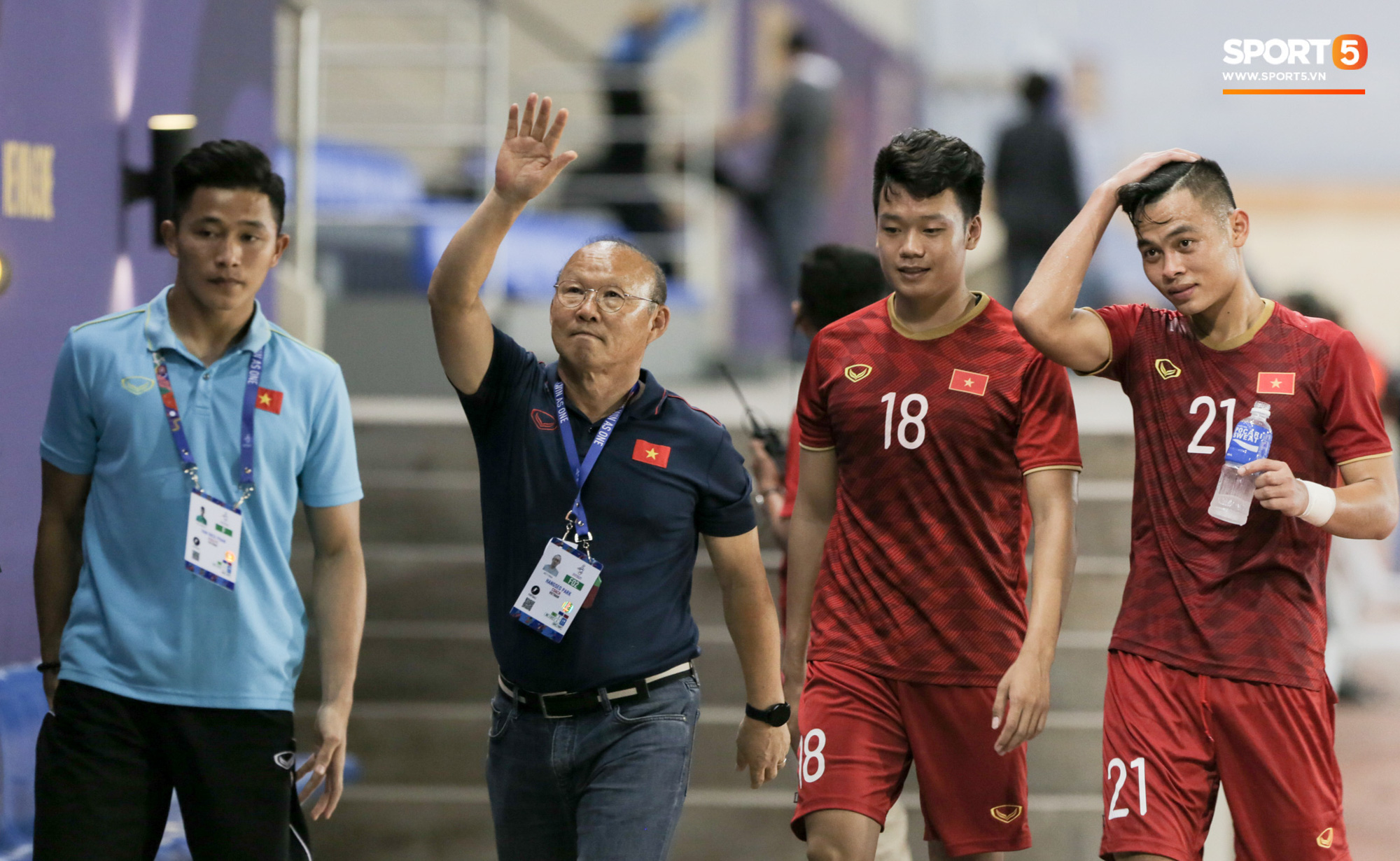 Messi Lào tìm bằng được HLV Park Hang-seo để trò chuyện, đáp lại là nụ cười động viên của thuyền trưởng U22 Việt Nam - Ảnh 6.