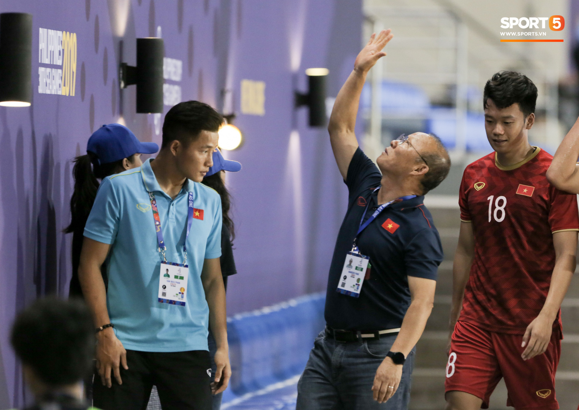 Messi Lào tìm bằng được HLV Park Hang-seo để trò chuyện, đáp lại là nụ cười động viên của thuyền trưởng U22 Việt Nam - Ảnh 7.