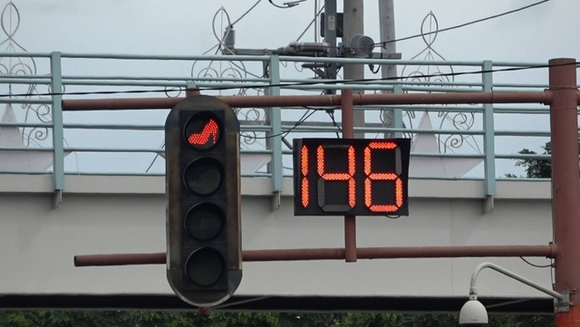 Giao thông tại Philippines: Những con phố với đèn đỏ 3 số, xếp hàng chờ xe bus mà cứ ngỡ đang đón minh tinh - Ảnh 1.