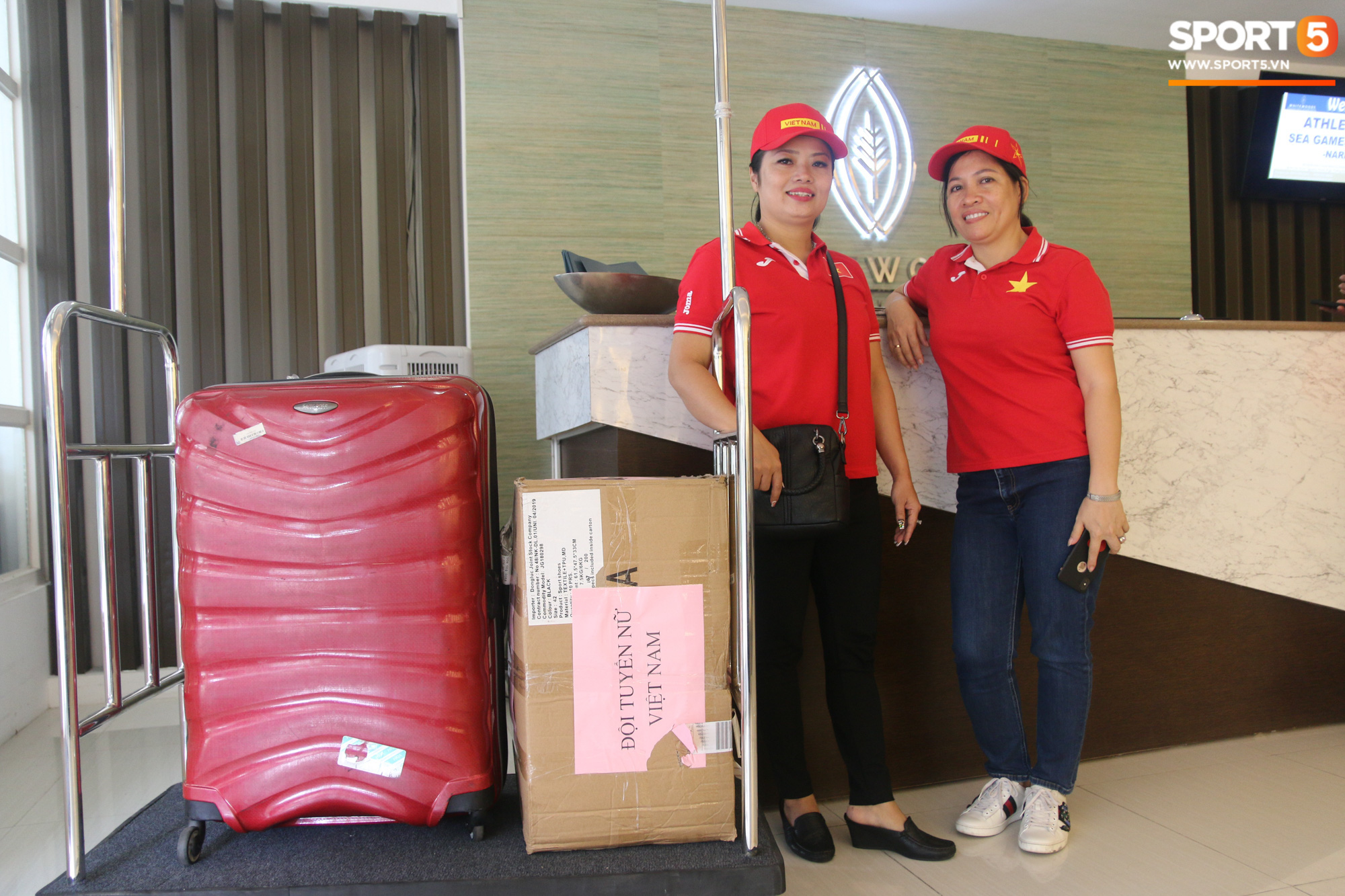 Hai fan cứng vượt khó khăn tới Philippines tiếp tế 60kg thực phẩm cho tuyển nữ Việt Nam - Ảnh 2.