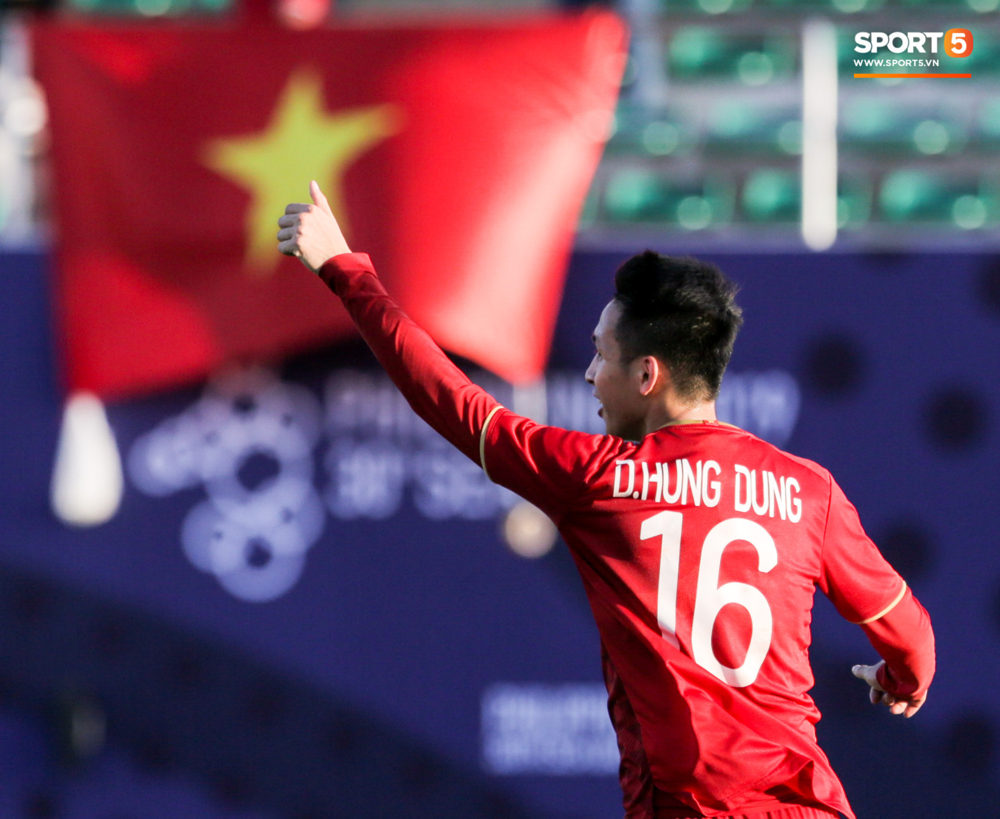 Trung vệ U22 Việt Nam đè đầu cưỡi cổ đội trưởng U22 Lào, tái hiện hình ảnh của Văn Hậu ở vòng loại World Cup - Ảnh 9.