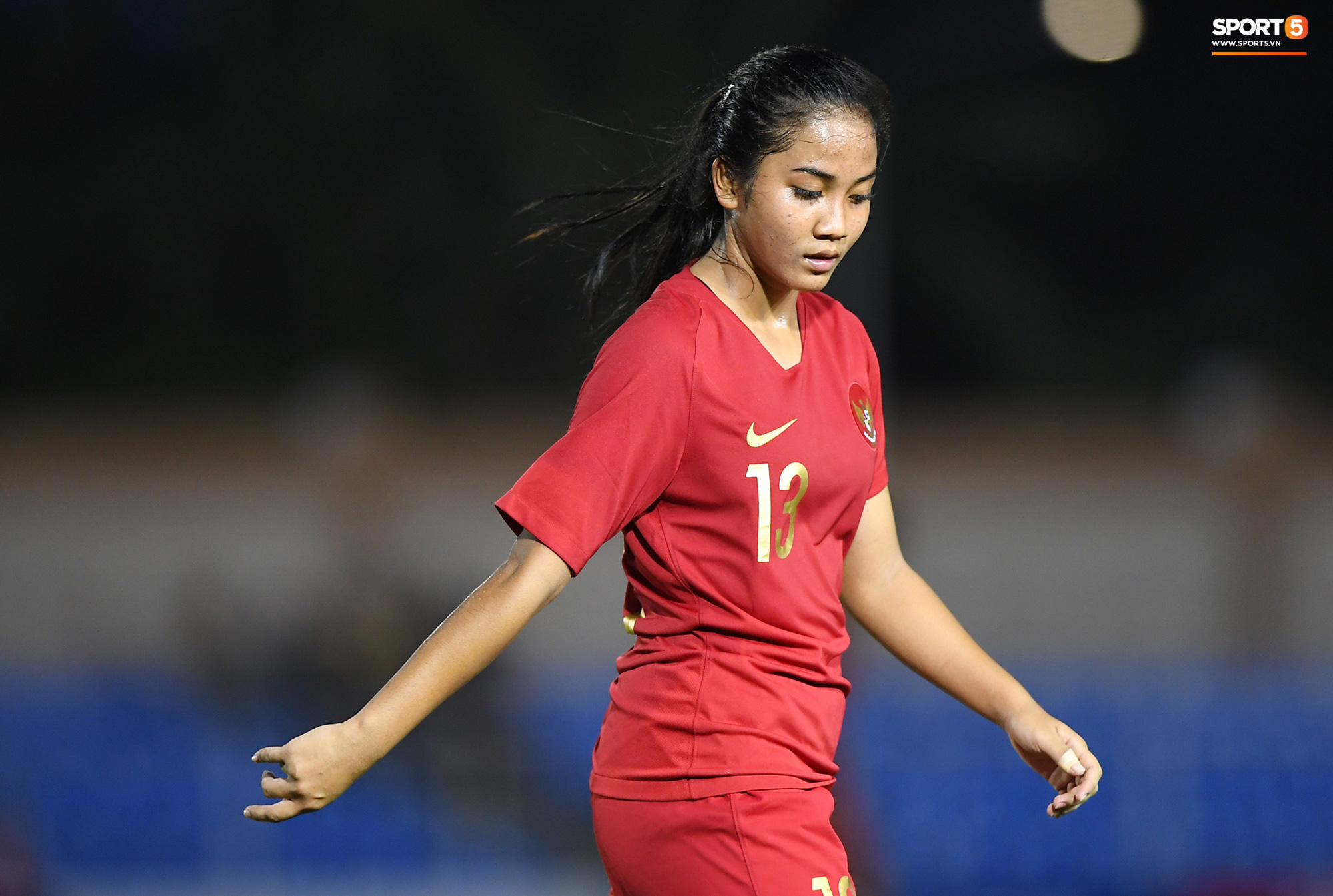Đóa hoa duy nhất của tuyển nữ Indonesia tỏa sáng giữa rừng chiến binh sau trận đấu với Việt Nam tại SEA Games 30 - Ảnh 9.