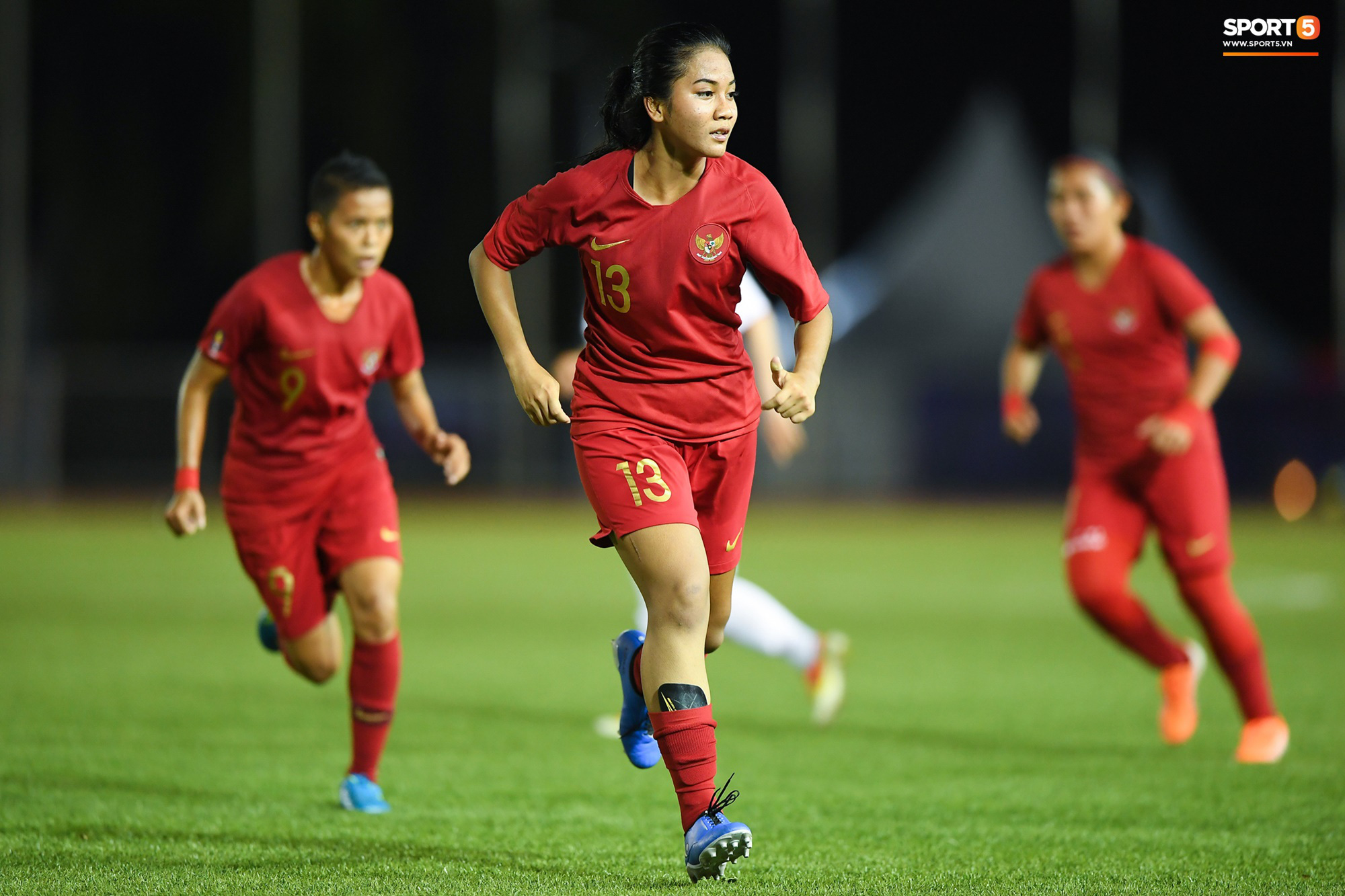Đóa hoa duy nhất của tuyển nữ Indonesia tỏa sáng giữa rừng chiến binh sau trận đấu với Việt Nam tại SEA Games 30 - Ảnh 8.