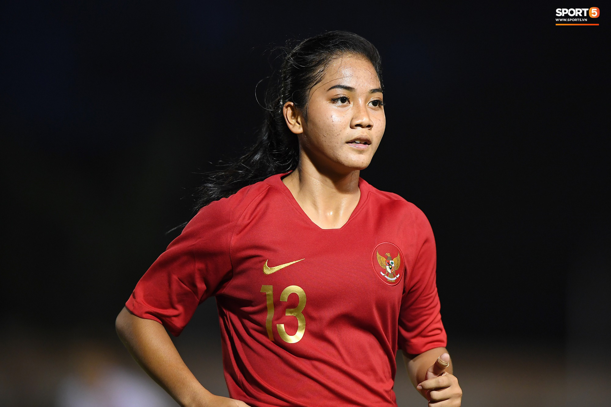 Đóa hoa duy nhất của tuyển nữ Indonesia tỏa sáng giữa rừng chiến binh sau trận đấu với Việt Nam tại SEA Games 30 - Ảnh 6.