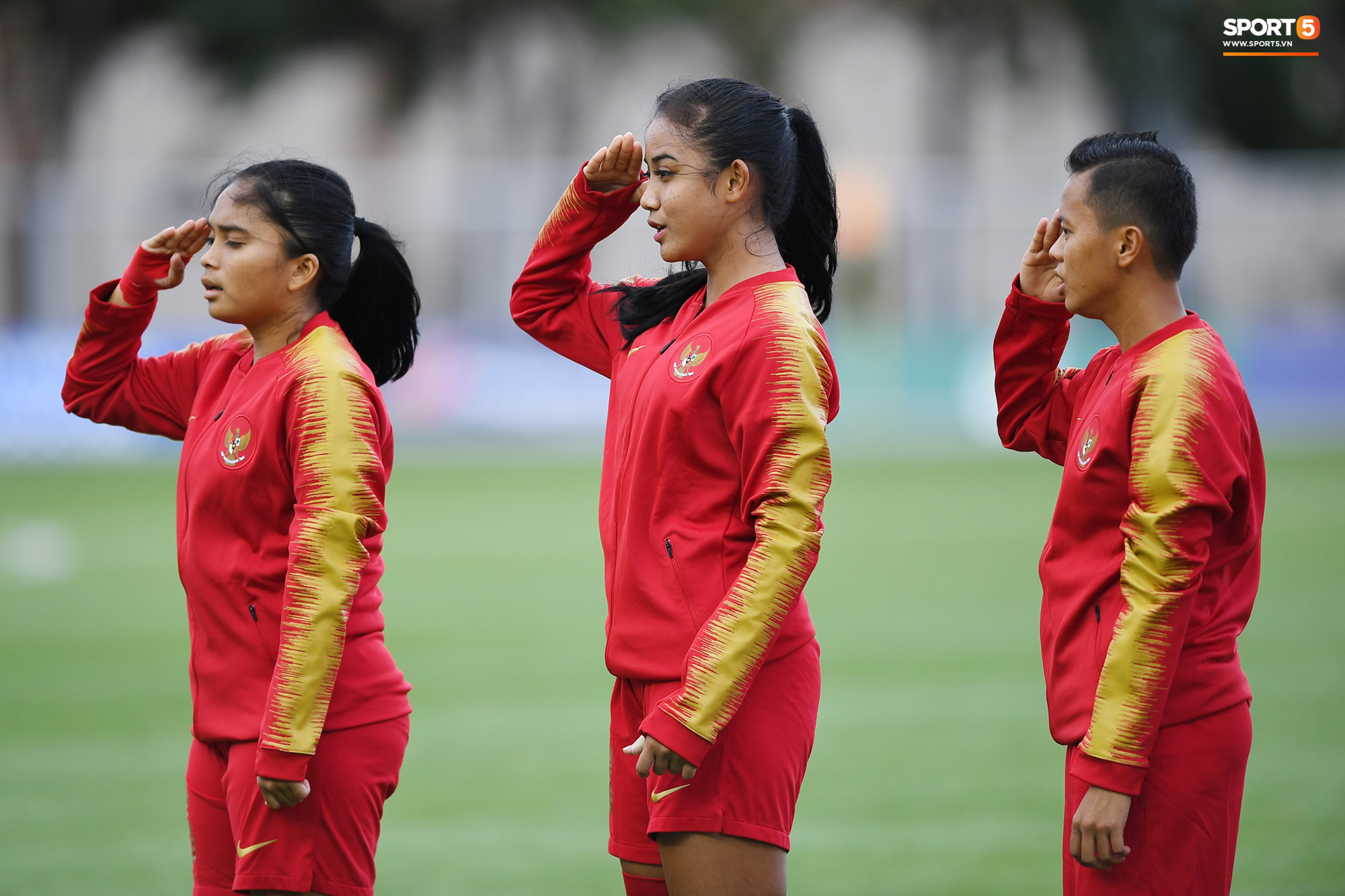 Đóa hoa duy nhất của tuyển nữ Indonesia tỏa sáng giữa rừng chiến binh sau trận đấu với Việt Nam tại SEA Games 30 - Ảnh 4.