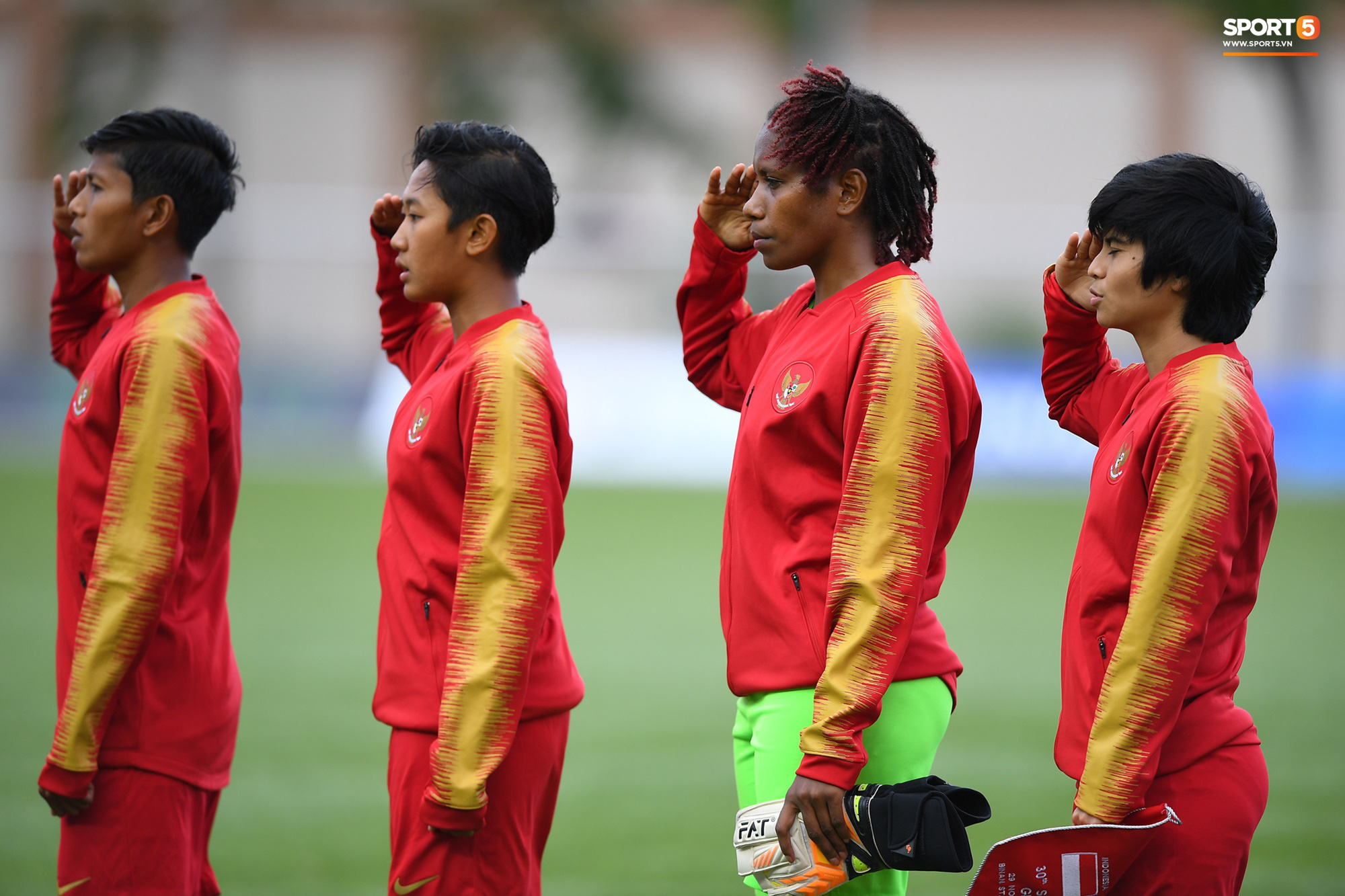 Đóa hoa duy nhất của tuyển nữ Indonesia tỏa sáng giữa rừng chiến binh sau trận đấu với Việt Nam tại SEA Games 30 - Ảnh 1.