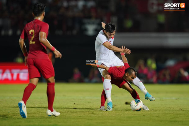 Trung vệ U22 Việt Nam đè đầu cưỡi cổ đội trưởng U22 Lào, tái hiện hình ảnh của Văn Hậu ở vòng loại World Cup - Ảnh 5.