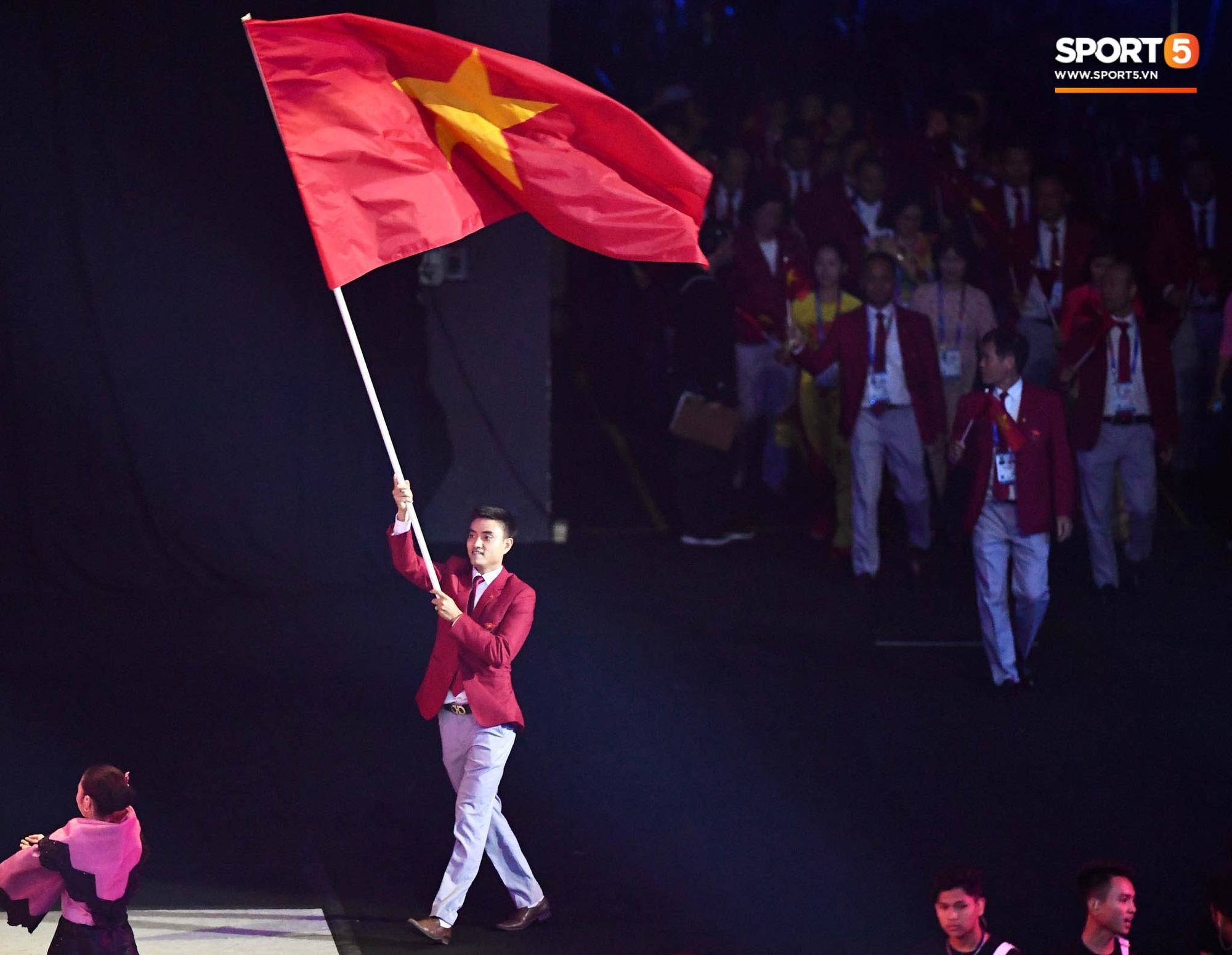 Đây là hot boy cầm lá cờ Việt Nam năm 2024, cùng đón xem hình ảnh của anh chàng này. Những người yêu nước sẽ cảm thấy tự hào và phấn chấn khi thấy thể hiện của hot boy này. Anh ta là một hình mẫu tuyệt vời của sự yêu nước và đam mê với cờ đỏ sao vàng.