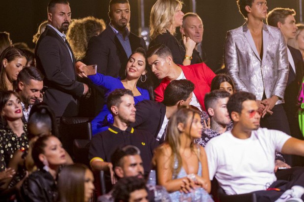 Trước hàng trăm máy quay, Ronaldo vẫn để bàn tay hư hỏng khiến fan phải thốt lên: Anh không cưỡng được sức hút của bạn gái rồi - Ảnh 7.