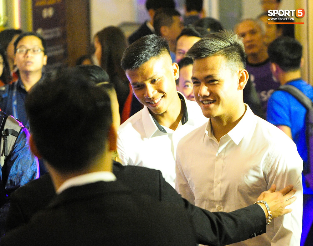 Văn Toàn, Quang Hải cùng dàn tuyển thủ Việt Nam bảnh bao đến dự V.League Awards - Ảnh 12.
