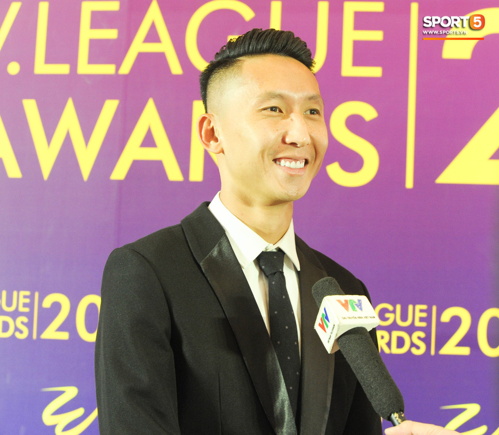 Văn Toàn, Quang Hải cùng dàn tuyển thủ Việt Nam bảnh bao đến dự V.League Awards - Ảnh 5.