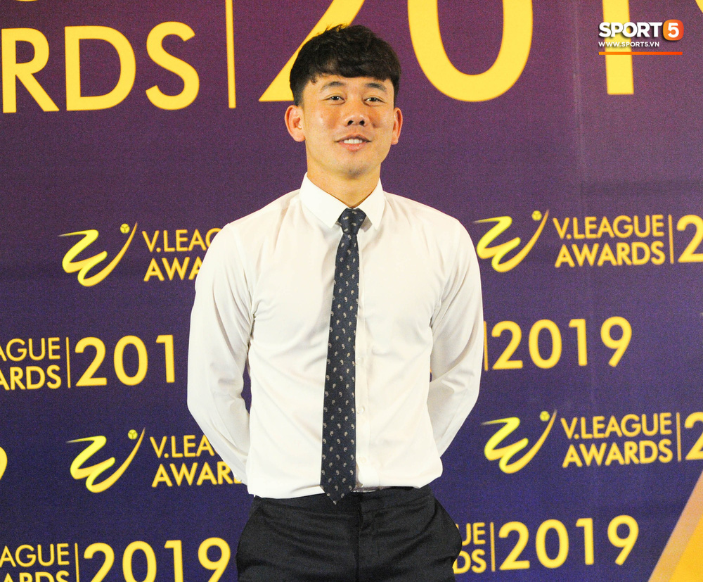Văn Toàn, Quang Hải cùng dàn tuyển thủ Việt Nam bảnh bao đến dự V.League Awards - Ảnh 9.